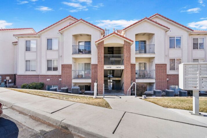 Ground level Lakeridge condo for sale in Orem, Utah near UVU and University Place